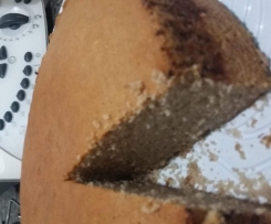 Bolo de iogurte grego com coco e chocolate