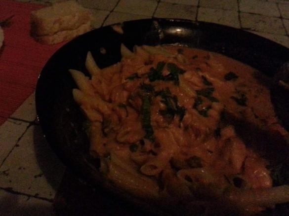 Massa Penne com salmão e legumes, com creme de tomate e coco - SEM GLÚTEN, SEM LATICÍNIOS