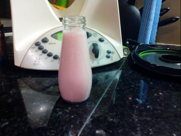 Iogurte líquido de morango (hiper mega rápido!)