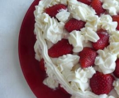 Bolo de morangos com chantilly