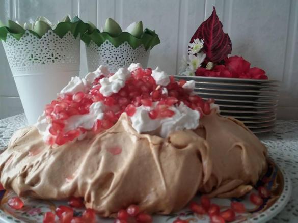 Pavlova de Cacau e Romã