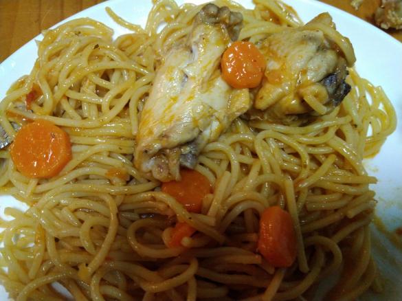 Massa de Asinhas de frango com tomate e cenoura