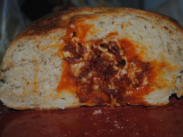 Pão recheado com paio e queijo