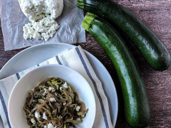 Espirais de curgete com cebola caramelizada e requeijão