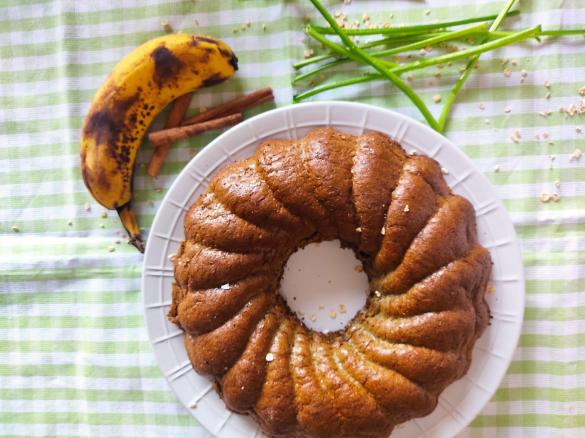 Bolo de talos de espinafres e banana