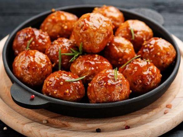 Molho de tomate com almôndegas