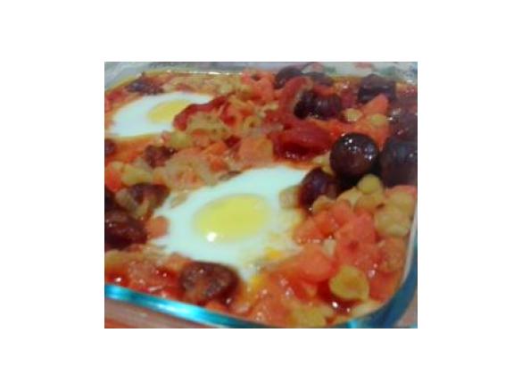 Guisado de grão e linguiça com ovos