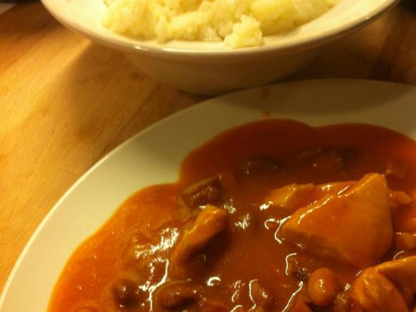 Baked beans com frango e cerveja