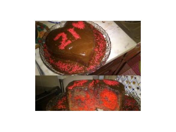 Bolo mármore vermelho com cobertura de chocolate