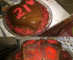 Bolo mármore vermelho com cobertura de chocolate