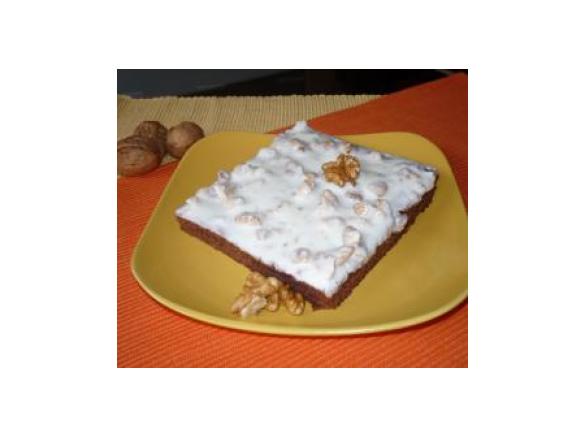 Quadrados de Chocolate e Beterraba com Cobertura de Iogurte, Mel e Nozes