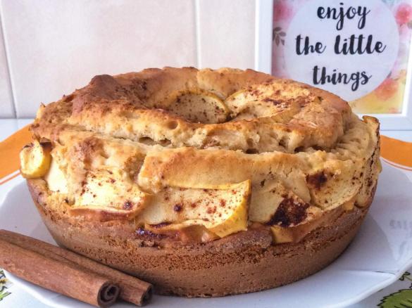 Bolo de iogurte, maçã e canela
