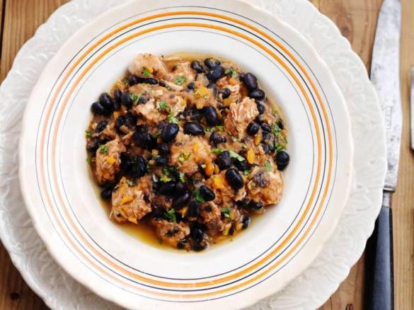 Peru estufado com feijão preto