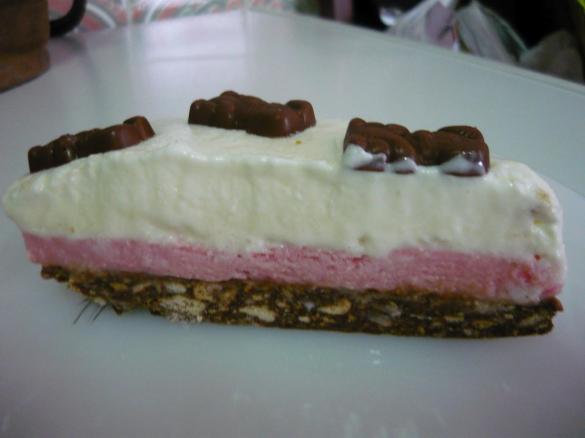 Semifrio de Morango em cama de salame de chocolate