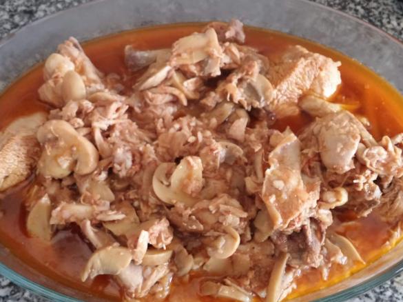 Frango guisado com cogumelos