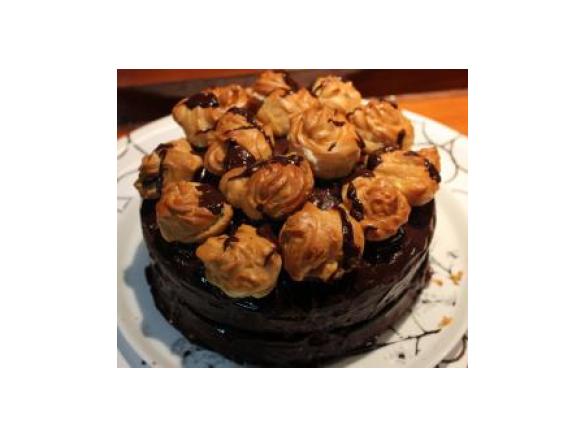 Bolo de Aniversário Delícia de Profiteroles