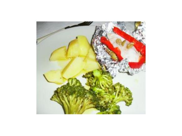 Papelotes de pescada com pimento e azeitonas