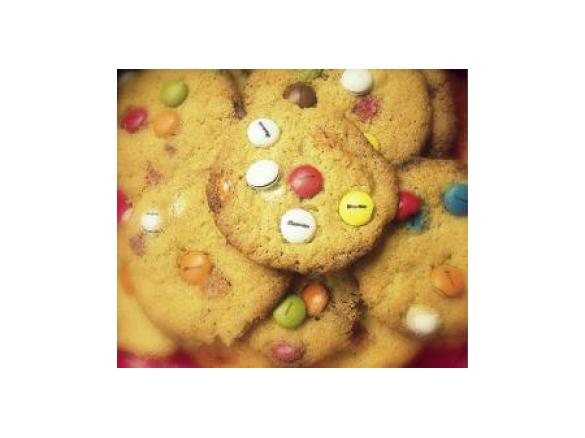 bolachas com drageias de chocolate (mm's, lacasitos, pintarolas ou outras)