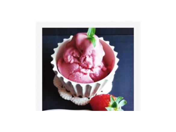 gelado de iogurte com morango e manjericão