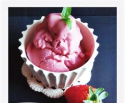 gelado de iogurte com morango e manjericão