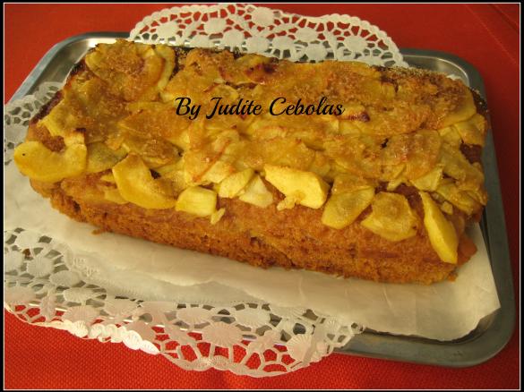 Bolo aromatizado com laranja e canela, coberto com maçã marinada em vinho do Porto 