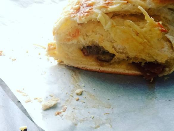 Pão fofo com recheio de alheira, cogumelos e presunto