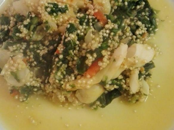 Quinoa de peixe e espinafres