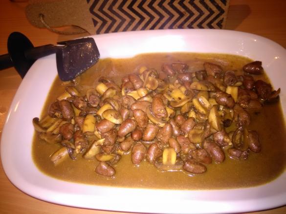 Coraçãozinho de galinha com cogumelos ao molho de soja