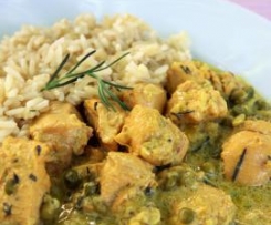 Frango com molho de açafrão e ervas aromáticas