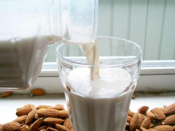     Leite de amêndoas