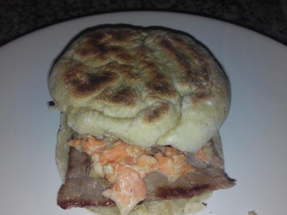 Bolo do caco com legumes e bife