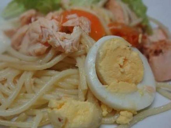 Salmão Salteado com esparguete e Ovo