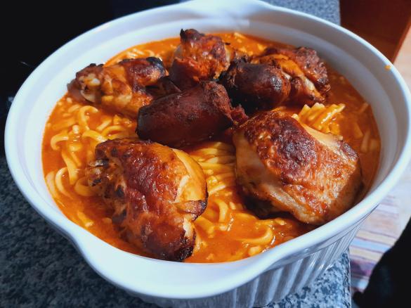 Coxinhas de frango guisadas com linguine e chouriço