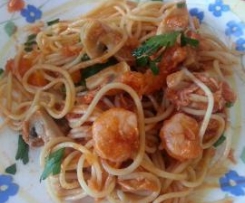 Esparguete com Gambas, Salmão e Cogumelos