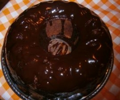 Bolo de cenoura com cobertura de chocolate