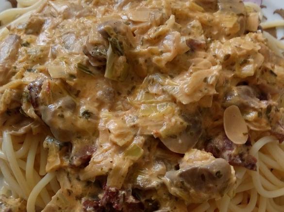 Tagliatelle com alho francês, chouriço e cogumelos