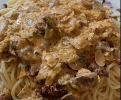 Tagliatelle com alho francês, chouriço e cogumelos