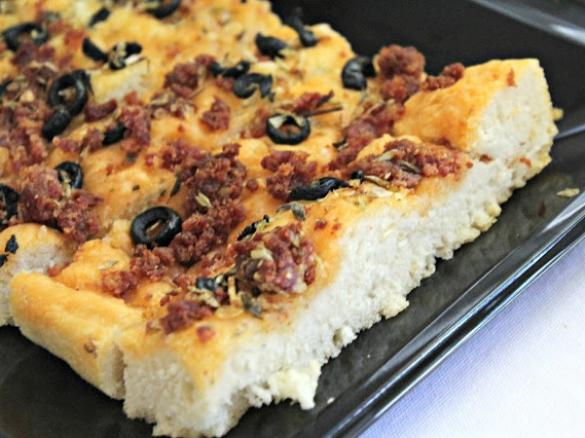 Focaccia de chouriço e azeitonas