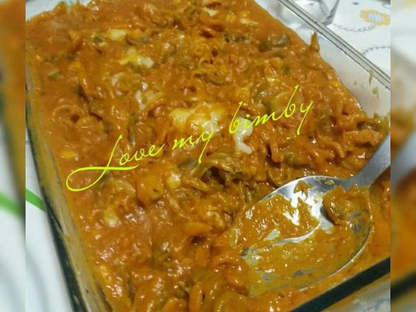 Massa com atum em molho de tomate