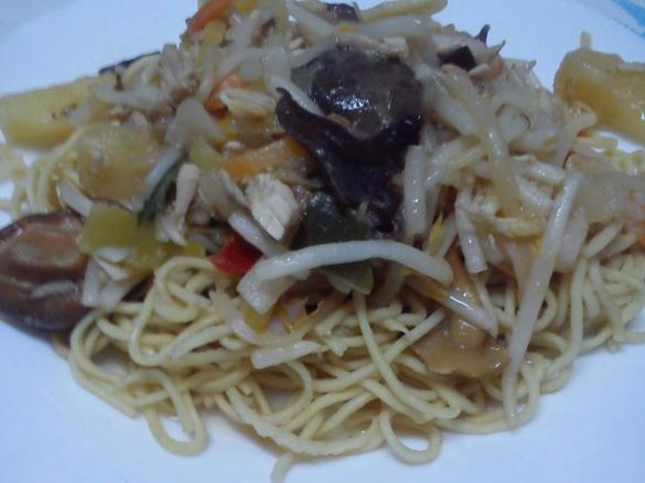 Massa chinesa com camarão e bifes de perú