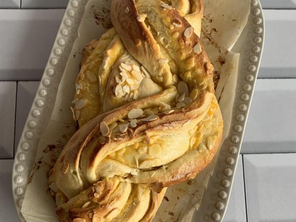 Trança com Doce de Ovos e Amêndoa