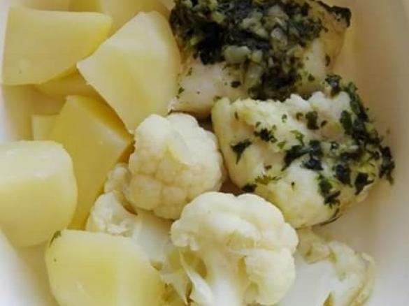 Lombinhos de Pescada com Alho e Coentros e Batatas e Couve Flor