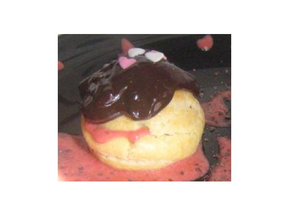 Profiteroles de frutos vermelhos e cobertura de chocolate com pimenta