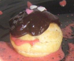 Profiteroles de frutos vermelhos e cobertura de chocolate com pimenta