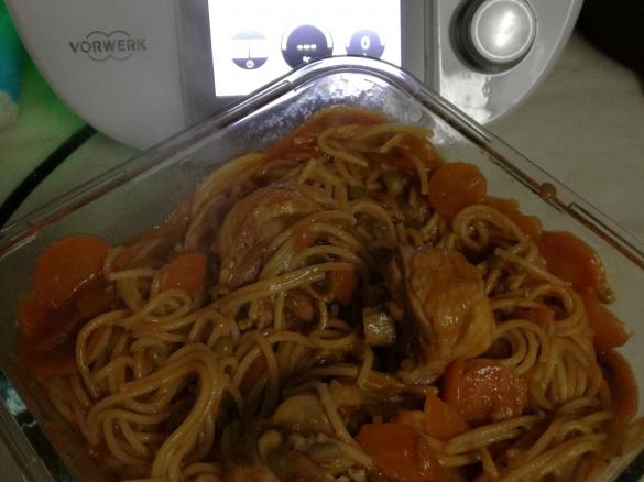 Frango guisado com esparguete