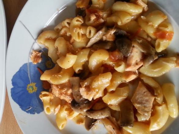 Cotovelinhos com cogumelos salteados e peixe grelhado