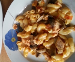 Cotovelinhos com cogumelos salteados e peixe grelhado