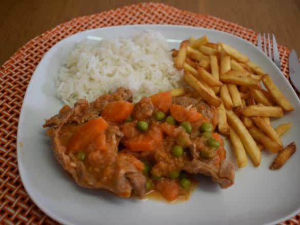 Bifinhos da perna de peru estufados c/ arroz branco