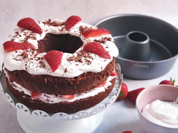 Bolo de Chocolate cozido a vapor com chantilly e morangos