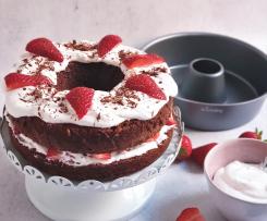 Bolo de Chocolate cozido a vapor com chantilly e morangos